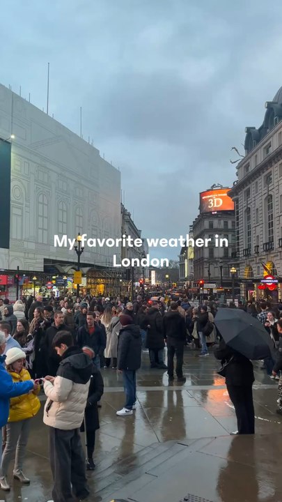 Rainy London at Piccadilly Circus | My Favorite London Weather !