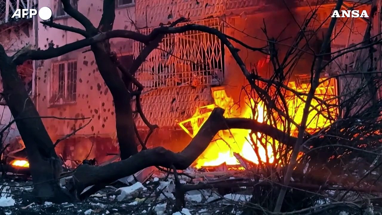 Ucraina, incendi a Kiev dopo l'attacco russo: le vittime salgono a 17