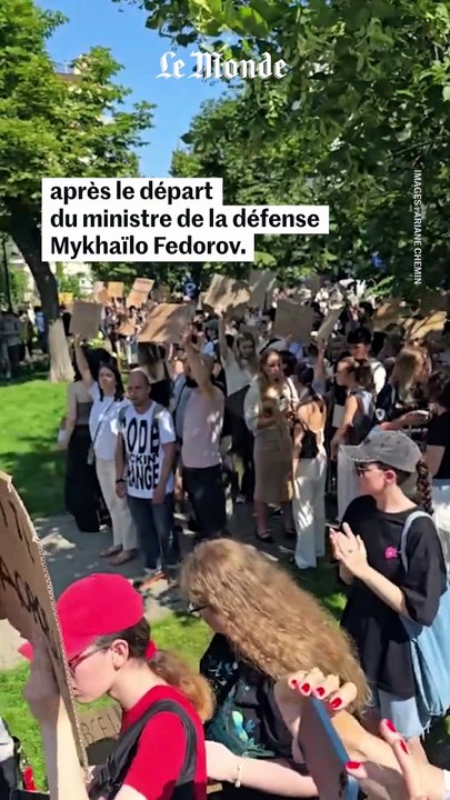 À Kiev, les images des manifestations de soutien à Mykhaïlo Fedorov, ministre de la défense ukrainien