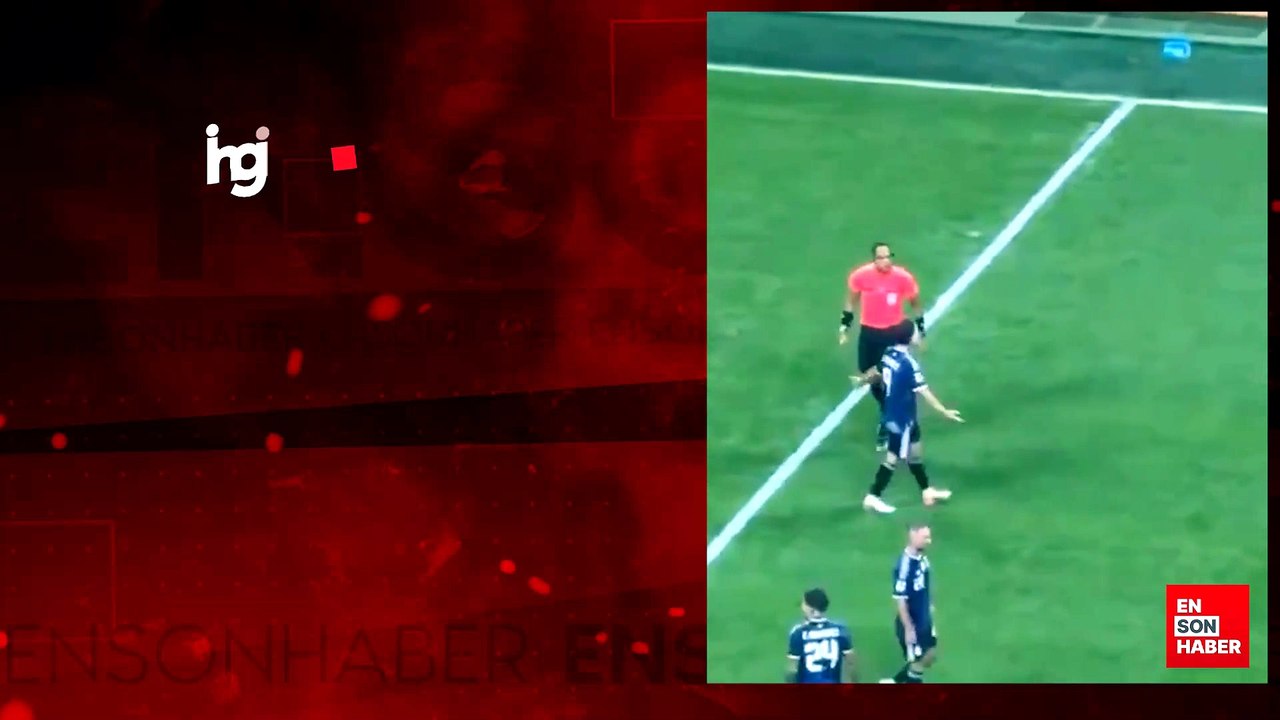 İngiltere-Arjantin maçını yöneten Faslı hakem bitiş düdüğünün ardından secdeye gitti