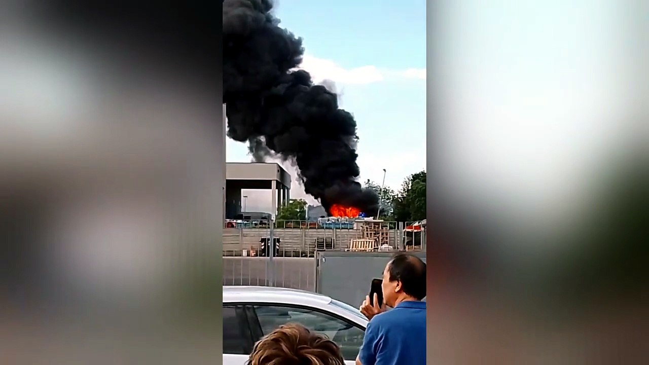 Incendio a Fossò, rogo di plastica vicino alla Haiki Electrics: il video