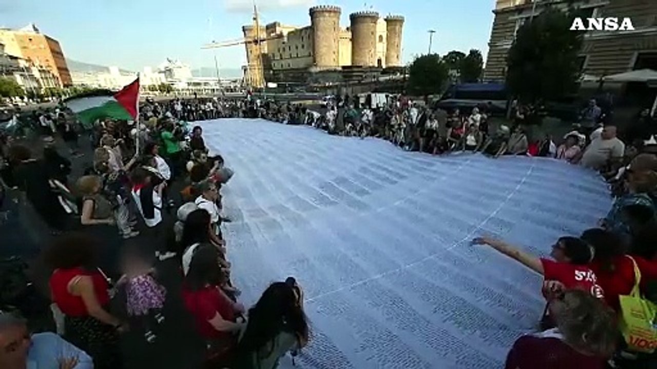 A Napoli in corteo un lungo sudario con i nomi di bimbi morti in Palestina