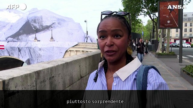 L'artista JR trasforma il Pont Neuf di Parigi in una grotta