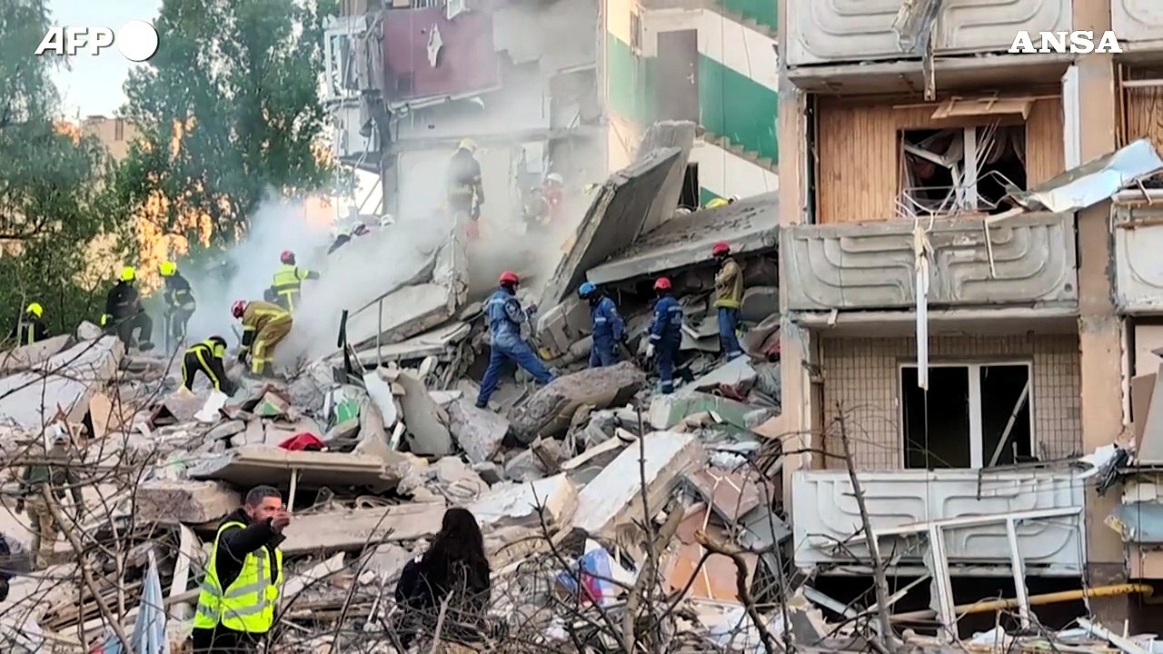 Droni e missili su Kiev, i soccorritori al lavoro tra le macerie