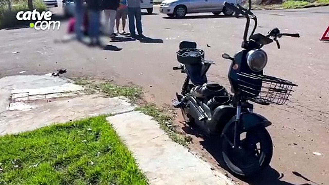 Adolescentes ficam feridas após acidente entre carro e moto elétrica em Cascavel