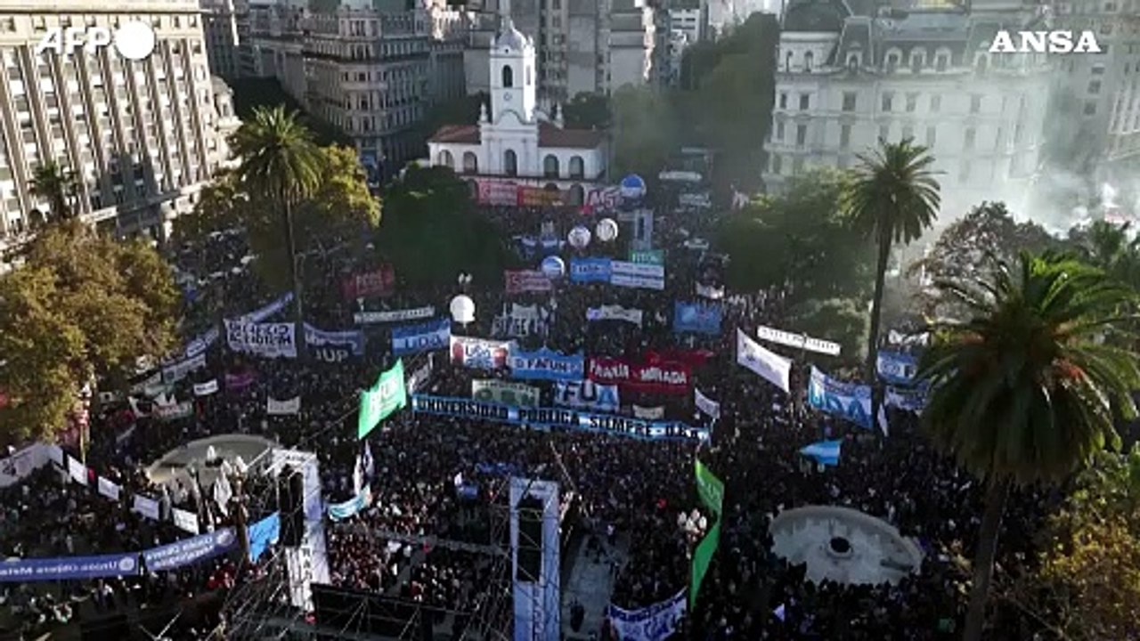 Argentina, migliaia in piazza per difendere le universita' statali