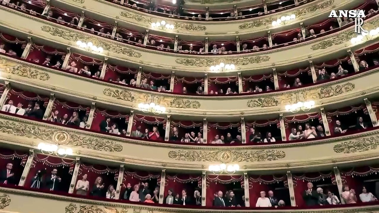 Milano, ovazione per Mattarella al suo ingresso alla Scala