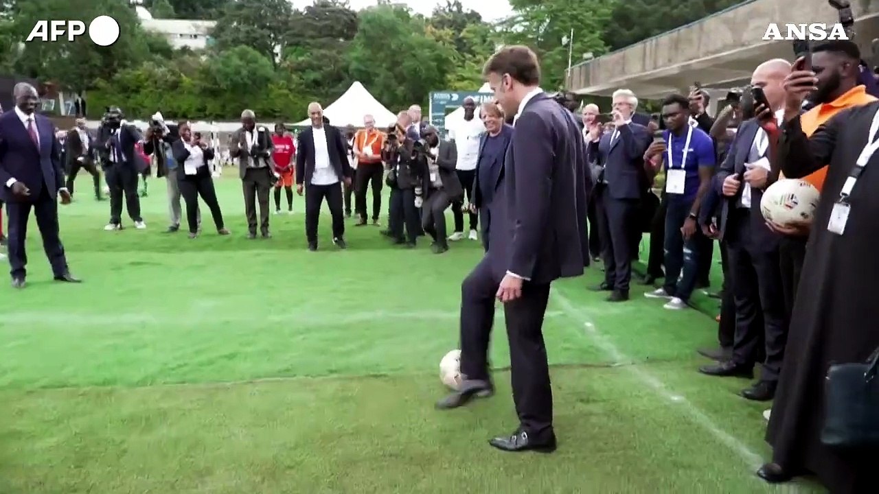 Tanto sport per Macron in Kenya, a Nairobi e' anche calciatore