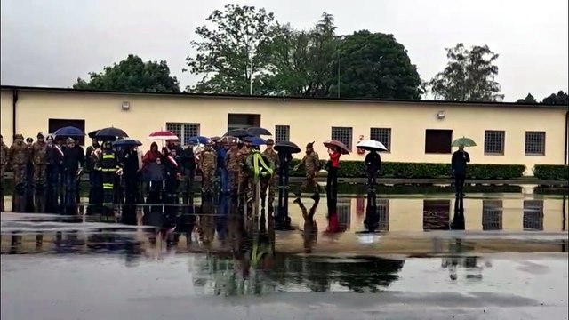 La Fanfara della Julia suona sotto la pioggia battente: deposta una corona d'alloro ai caduti di Gemona