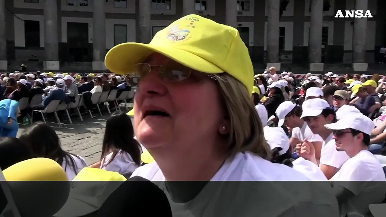 Napoli, le voci dei fedeli in attesa del Papa in piazza Plebiscito