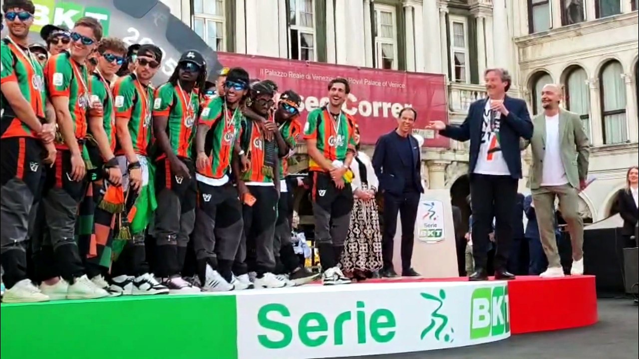 Venezia, ecco la festa con i tifosi in piazza San Marco