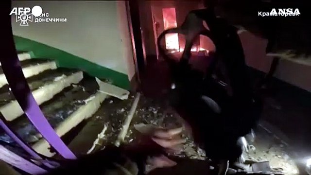 Ucraina, drone russo su un edificio a Kramatorsk: pompiere salva una donna e i suoi gatti