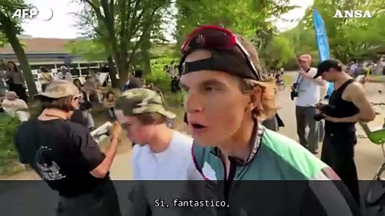 A Parigi la sfida tra ciclisti in sella alle bici in sharing