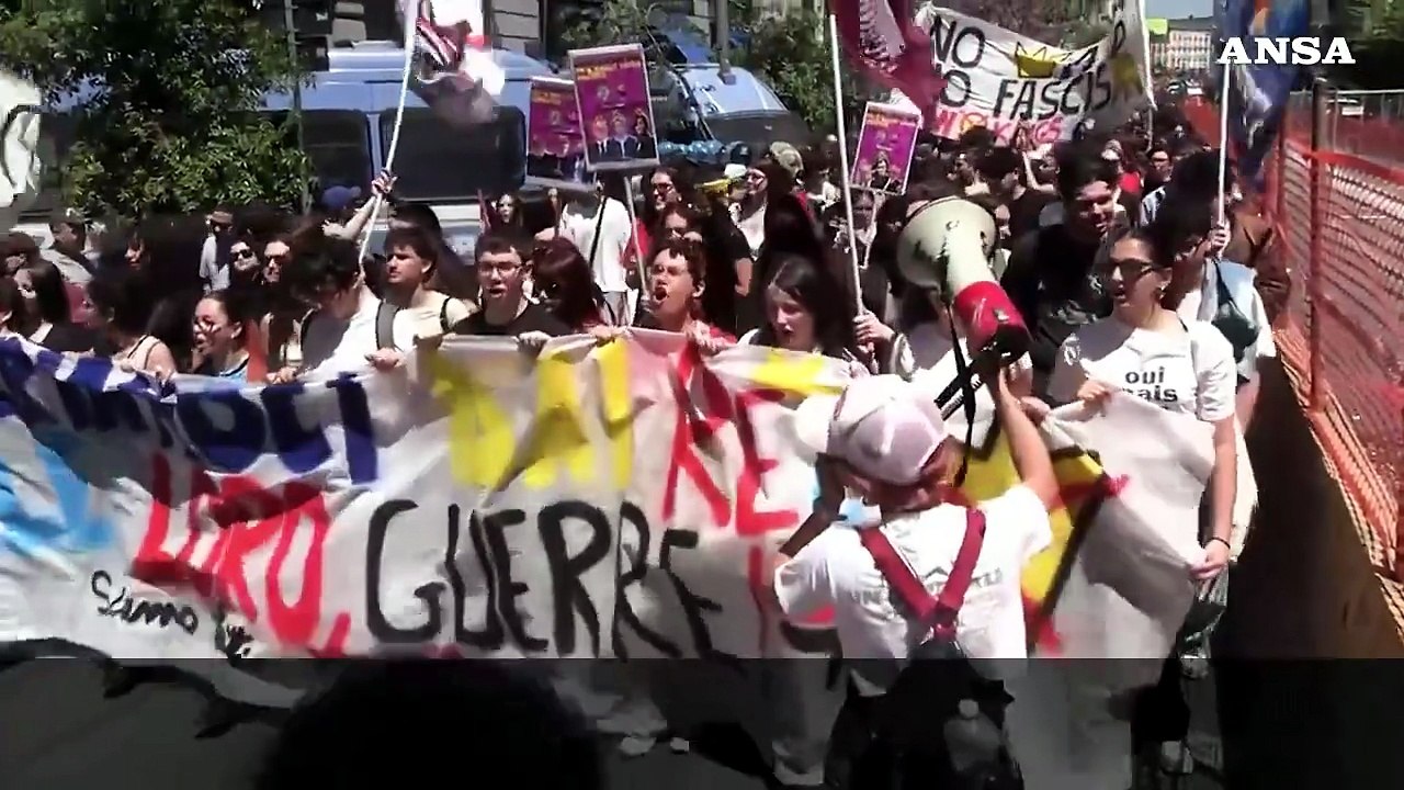 25 aprile, migliaia in piazza a Napoli. Cartonato di Valditara a testa in giu'
