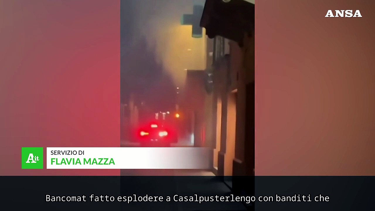 Fanno esplodere un bancomat durante la movida e c'e' chi fa il tifo