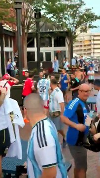 Antes de duelo pela semifinal da Copa do Mundo, torcidas rivais da Argentina protagonizam briga generalizada com socos e objetos e terminam presos; veja