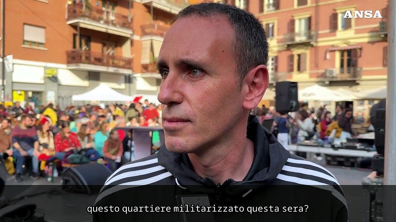 Zerocalcare a Torino per Askatasuna: "Quartiere militarizzato, sembra il G8 di Genova"