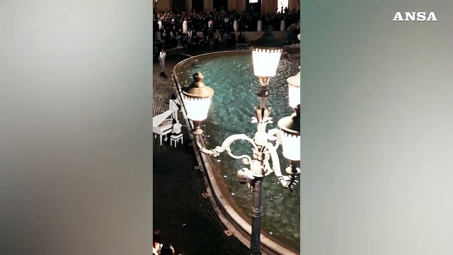 Achille Lauro e lo spettacolo magico alla Fontana di Trevi