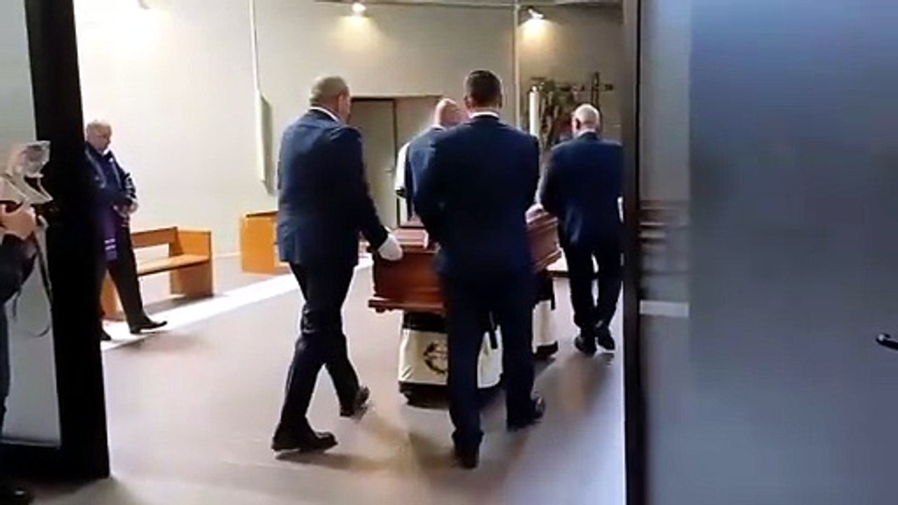 Resinovich, secondo funerale a porte chiuse: l'arrivo del feretro di Liliana