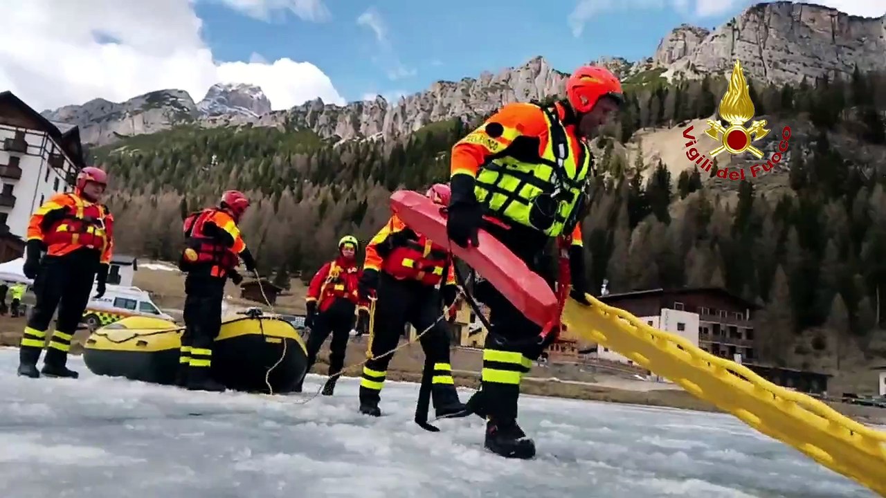 Salvare chi cade nei laghi ghiacciati, lo spettacolare addestramento a Misurina