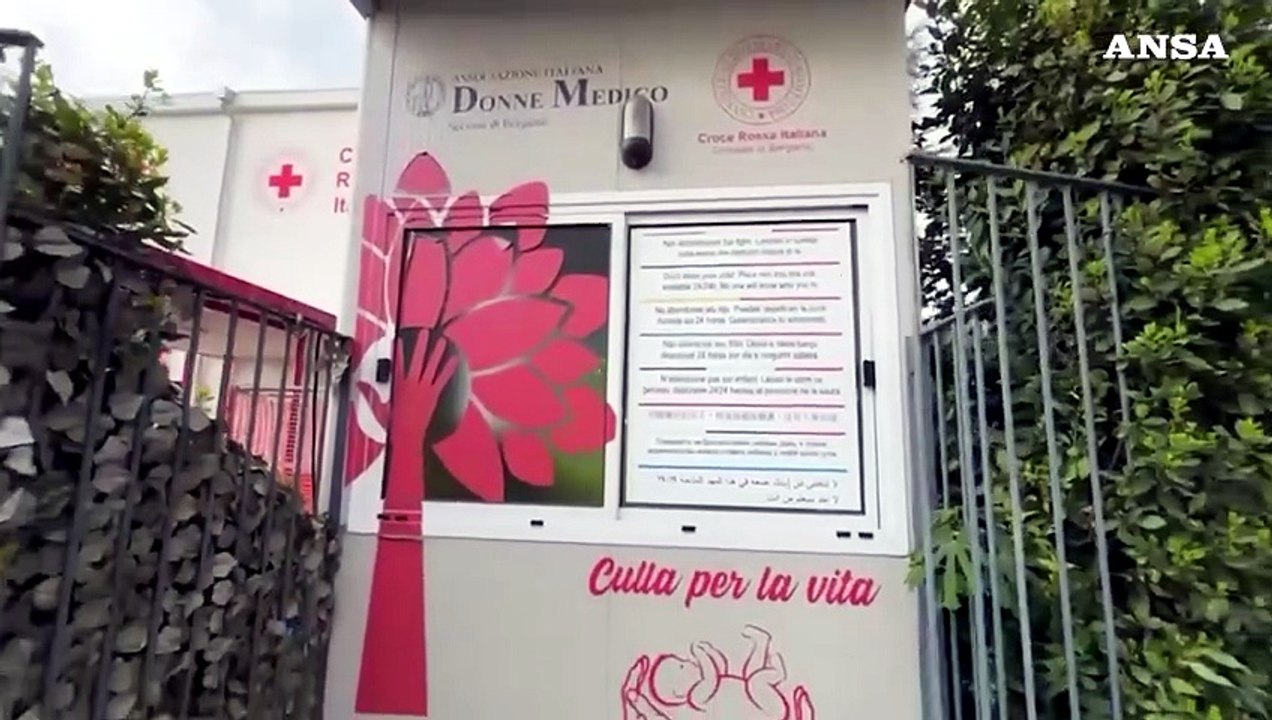 Neonato lasciato nella "Culla per la vita" a Bergamo, sta bene