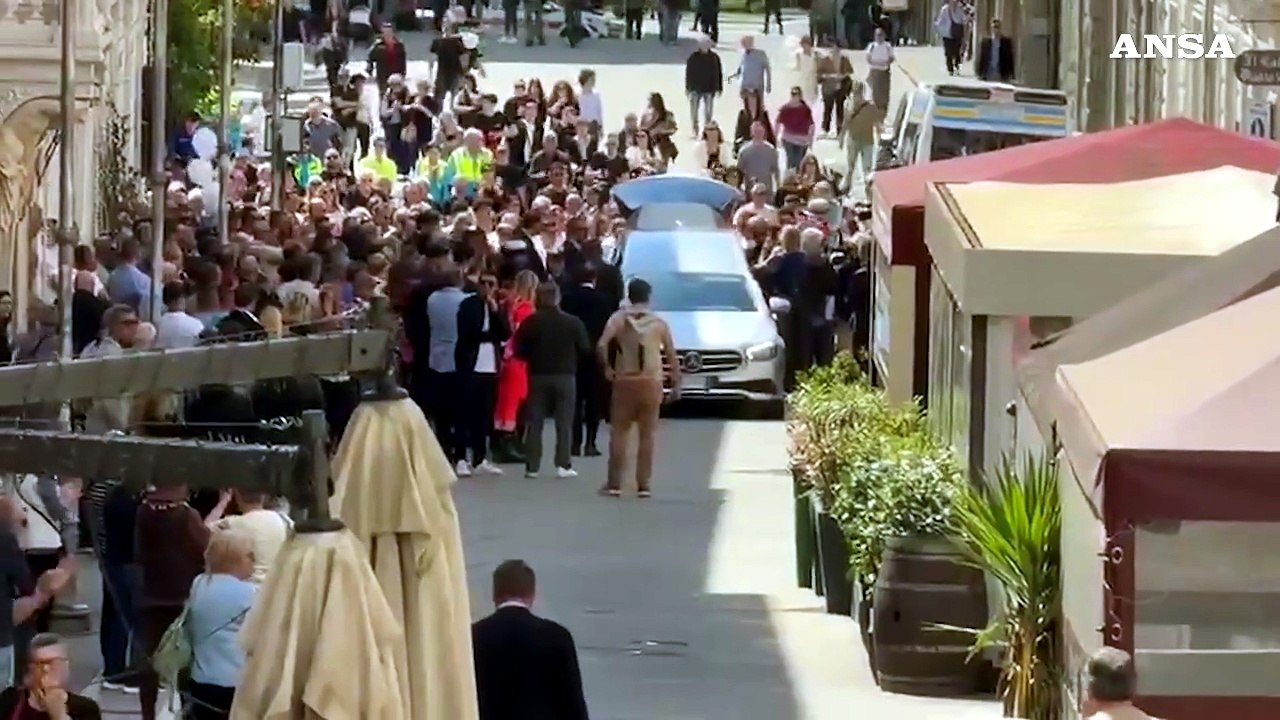 Ucciso davanti al figlio, in migliaia ai funerali a Massa