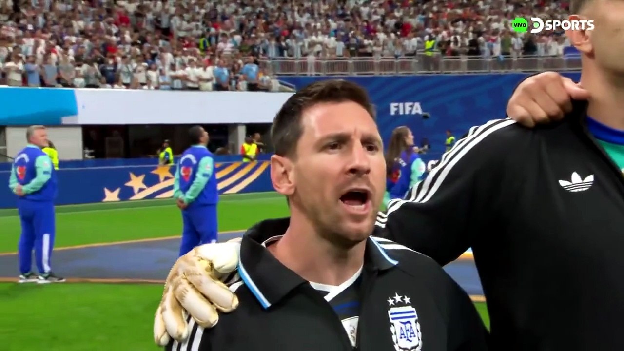 El canto del Himno Nacional Argentino por los jugadores y el cuerpo técnico
