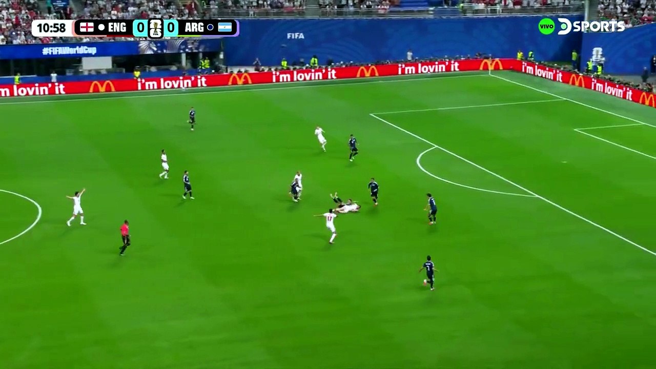 Fuerte cruce de jugadores en el inicio del partido