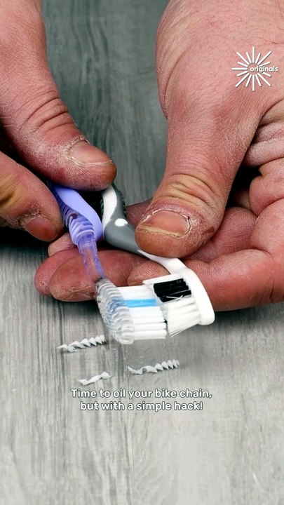 Who knew an old toothbrush could save your bike chain? 😎🚴
