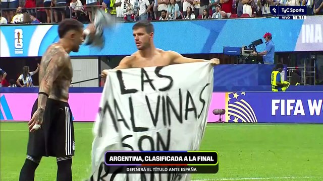 Las Malvinas son argentinas : la bandera que mostraron los jugadores tras el triunfo