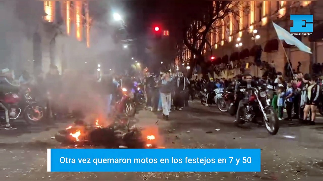 Motos quemadas durante los festejos en La Plata