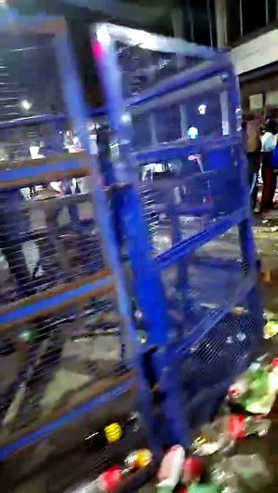 Vallas tiradas y basural en medio de los festejos argentinos en 7 y 50