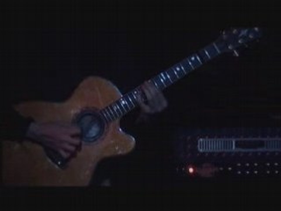 Buckethead à la guitare acoustique