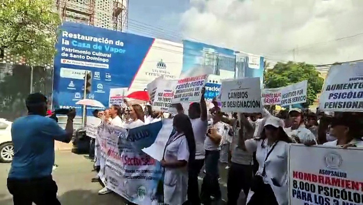 Gremios de salud marchan y exigen a Abinader atender demandas laborales pendientes