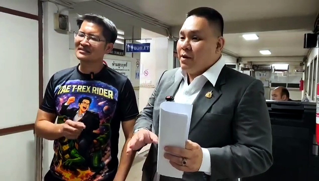 ตำรวจแจ้ง 3 ข้อหาหนัก "หมวดนัท" ปม "สวมเครื่องแบบ-วิทยุเถื่อน" ลุยเหตุไฟไหม้ "โรงเบียร์ลาดพร้าว" ประกบ "นายกฯ" (มีคลิป)