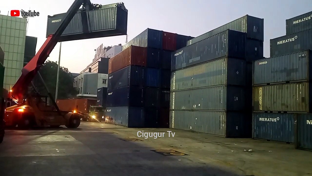Morning activity of unloading empty containers at Yard 219, Pelindo Tanjung Priok.