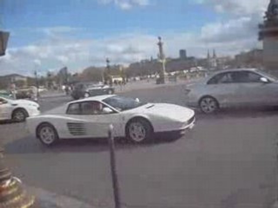 Ferrari Testarossa blanche