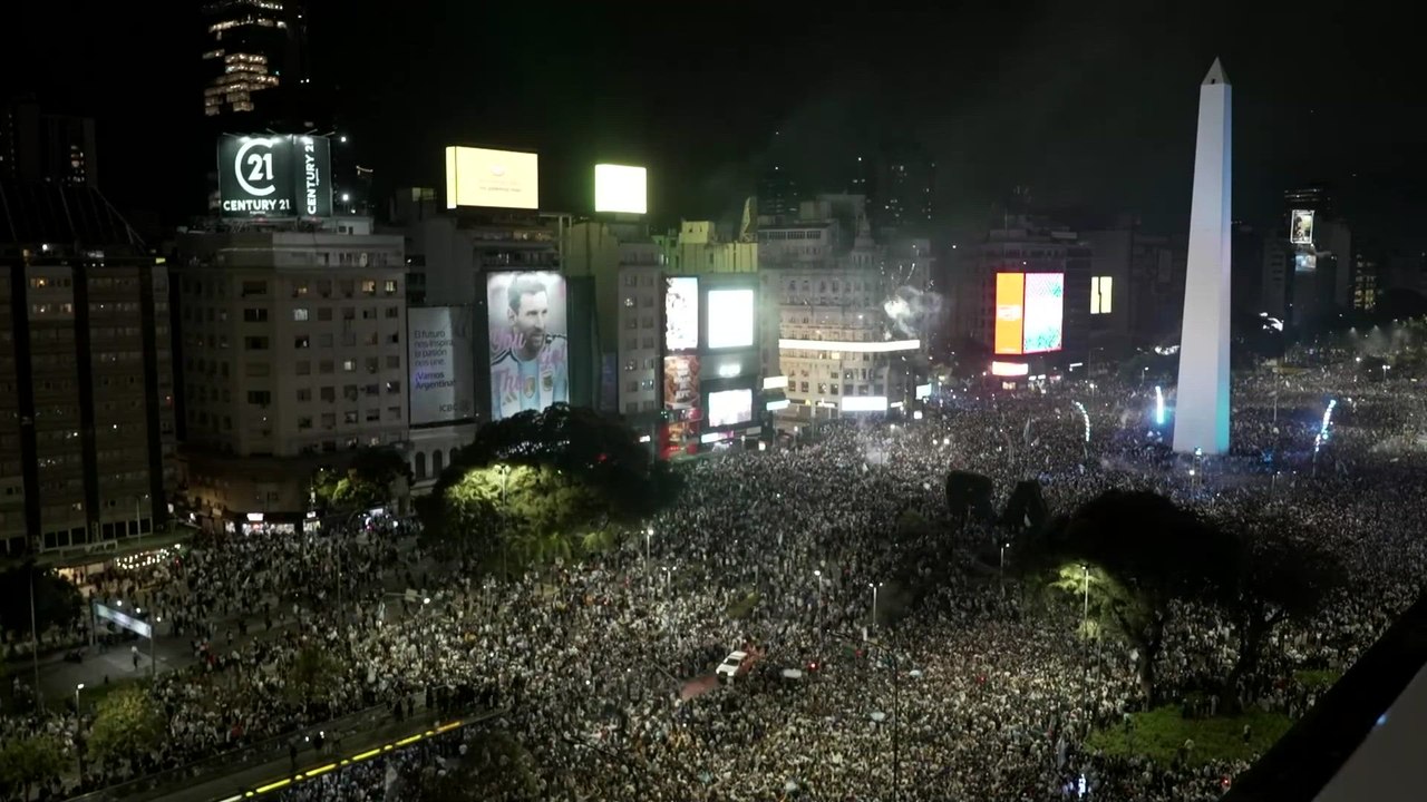 Miles de argentinos celebran la victoria ante Inglaterra en el Obelisco