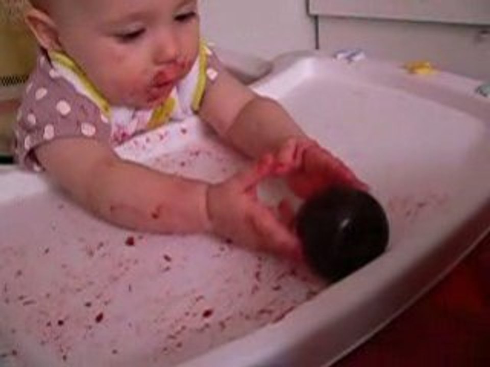 ShaÏna mange une prune