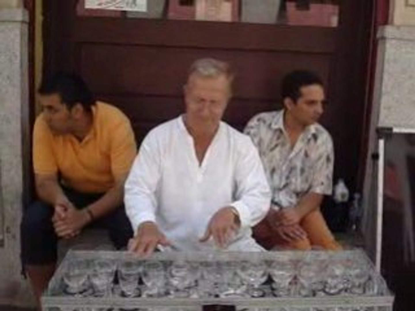 ⁣Музика от празни чаши