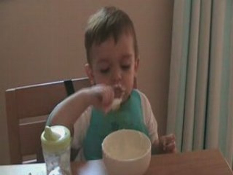 Malo mange son yaourt !