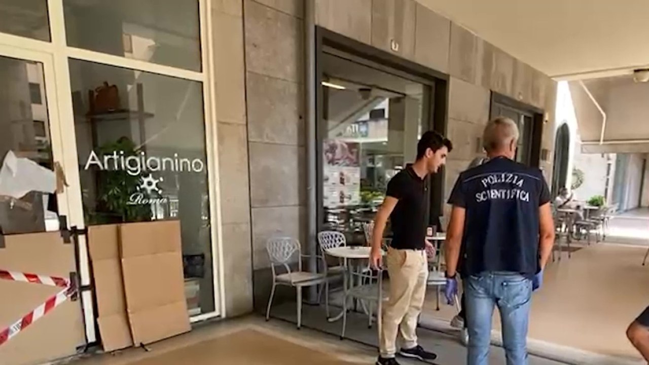 Spaccate, la polizia scientifica per il sopralluogo dopo il colpo al negozio Artigianino di Trento