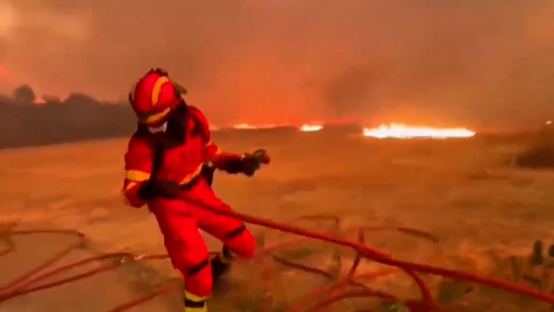 El incendio de Orés (Zaragoza) avanza sin control, afecta a 4.500 hectáreas y mantiene evacuadas a cuatro localidades: "Va a costar días controlarlo"