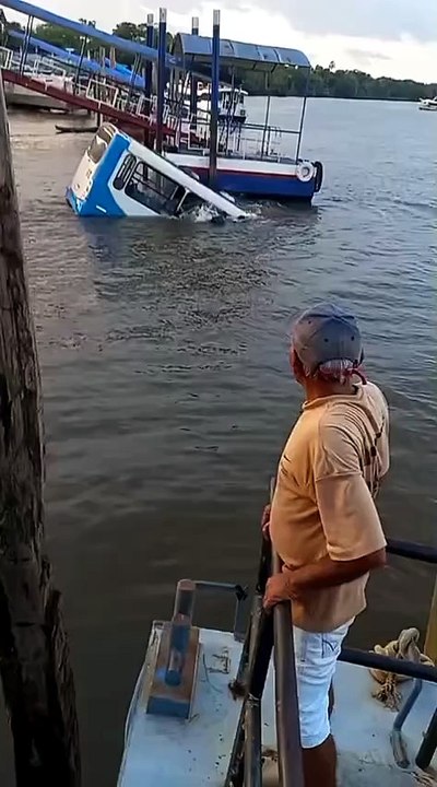 ONIBUS AFUNDA COM PASSAGEIROS APOS CAIR EM RIO NO PARÁ