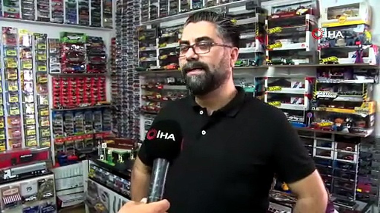 35 yılda tam 15 bin araç sahibi oldu ve hepsini de evinde sergiliyor1