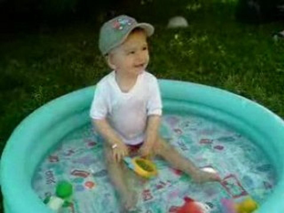 enzo dans la piscine