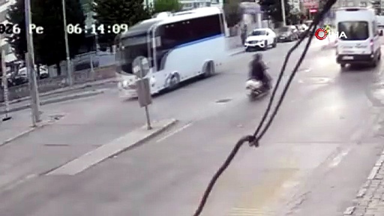 İzmir'de korkunç kaza: Motosikletliye çarpan sürücü arkasına bakmadan hızla uzaklaştı!