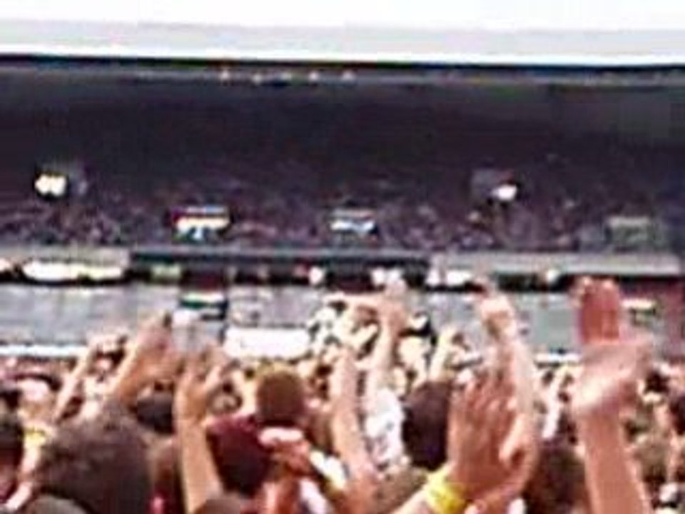 Dionysos - Le chanteur se jette dans le public