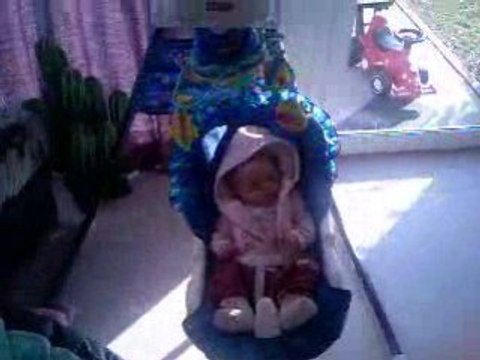 Léane dans la balancelle