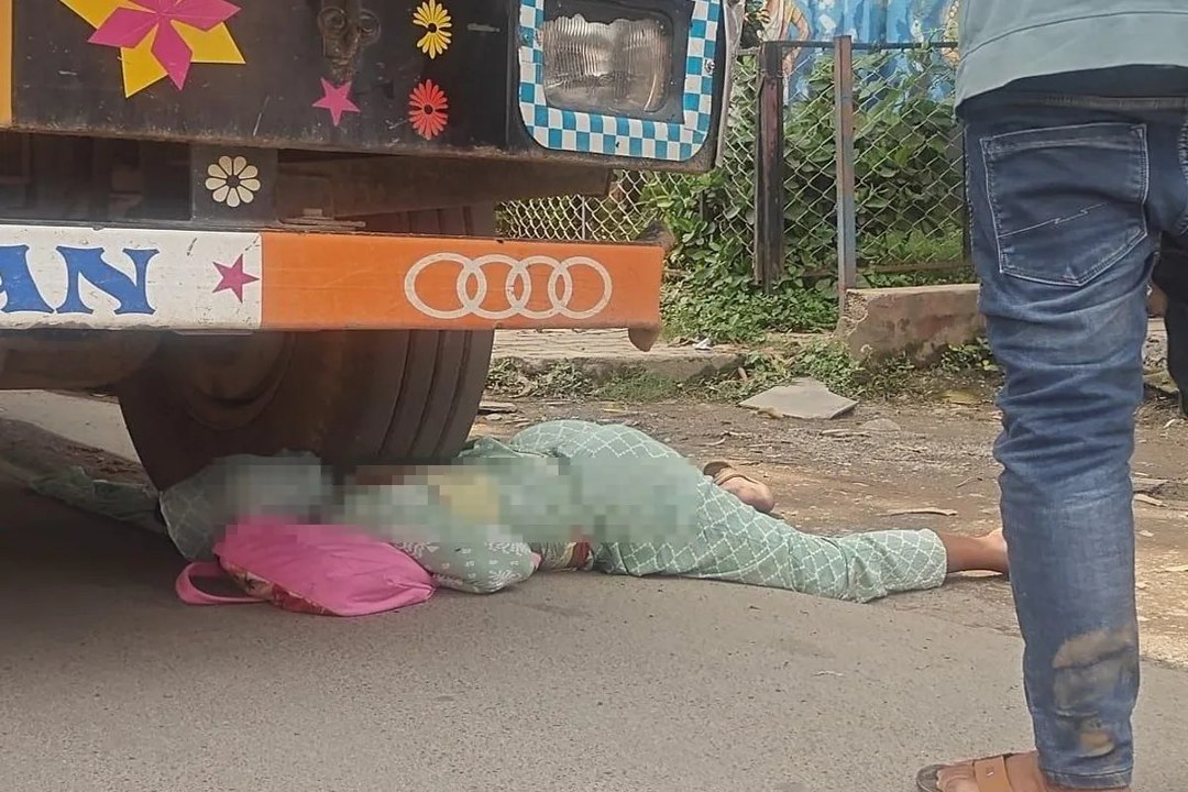 शहर के गांधी चौक पर बाइक से गिरी महिला आ गई ट्रक के नीचे, हाथ कटकर हुआ अलग